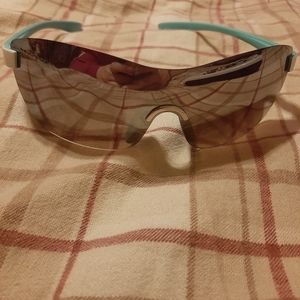 Sunglasses with wide lense